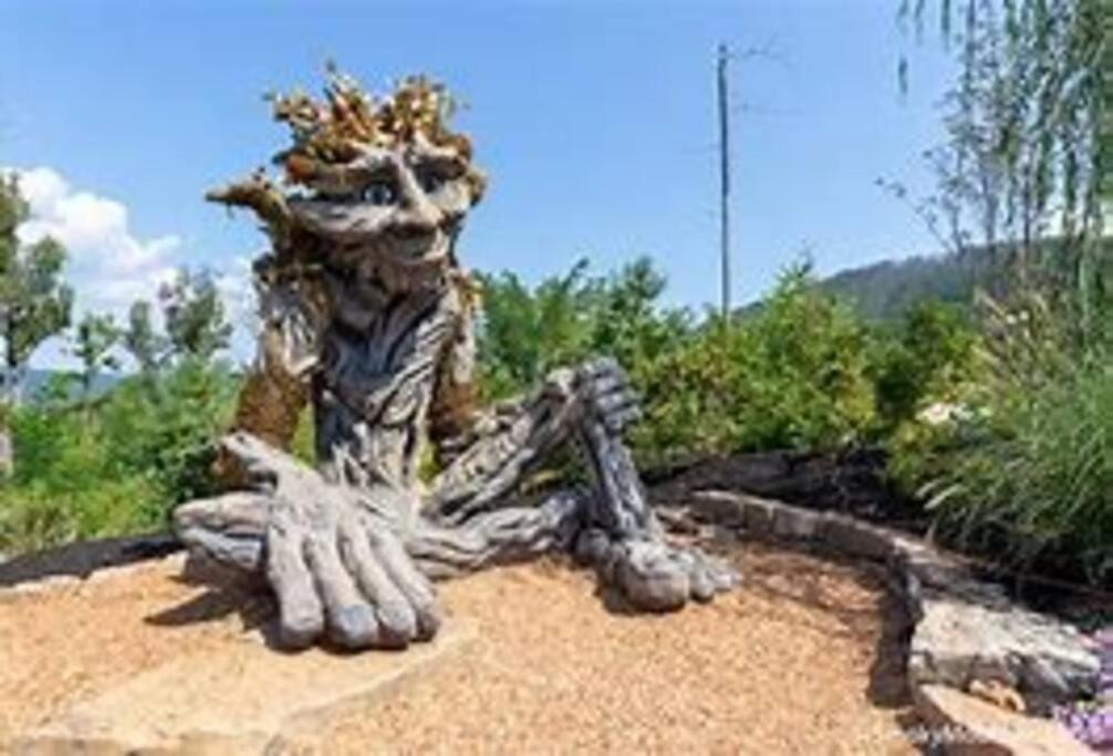 1 Mi To Dollywood Mins To All Attractions & Gsmnp 塞维尔维尔 外观 照片